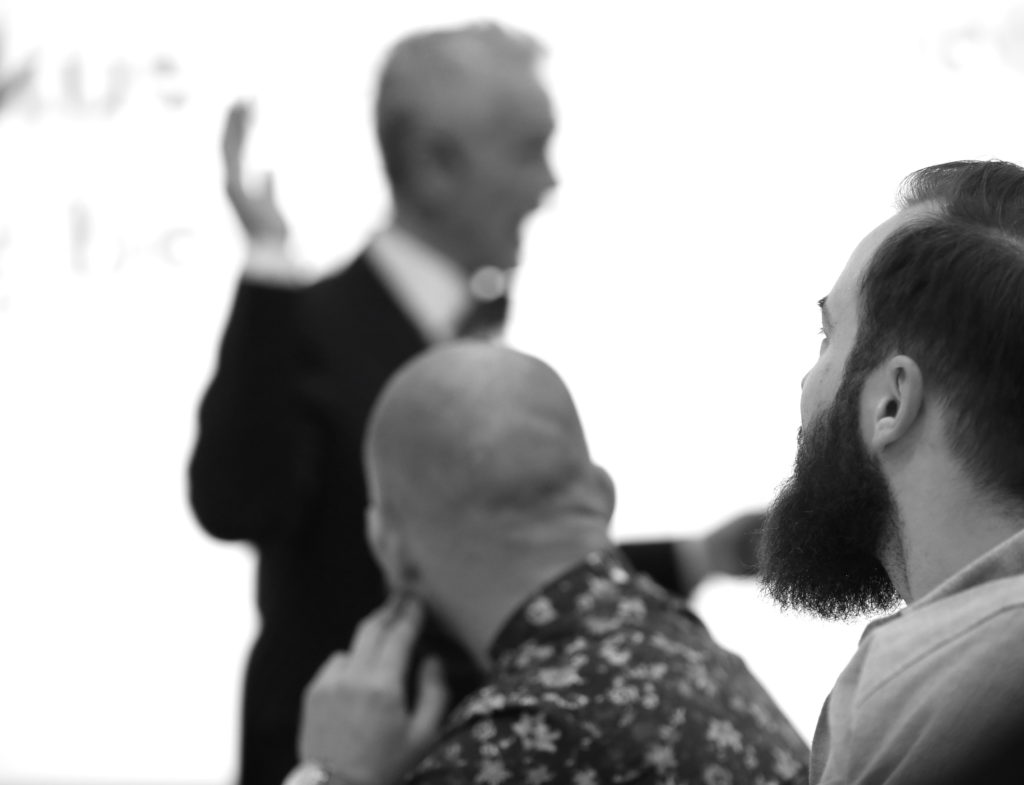 SalgsPiloterne foredrag Tony i baggrunden