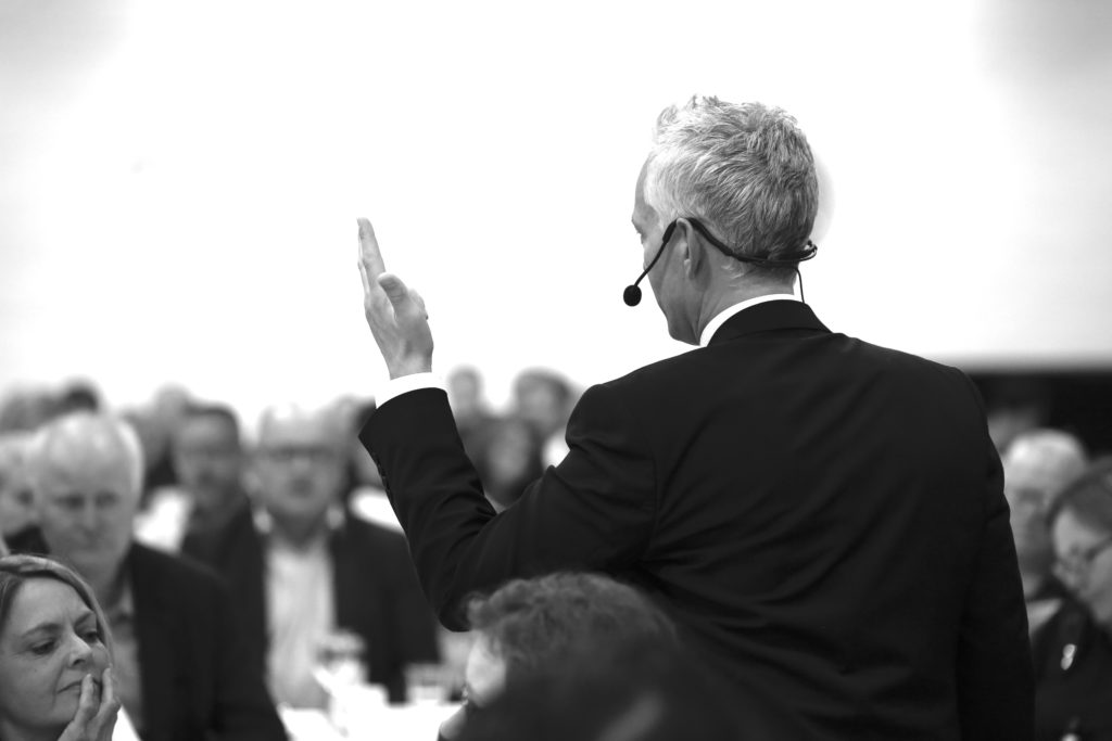 SalgsPiloterne foredrag publikum Tony i forgrund 2